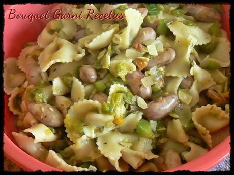 Guiso de porotos Cranberry, fideos con harina de amaranto y vegetales