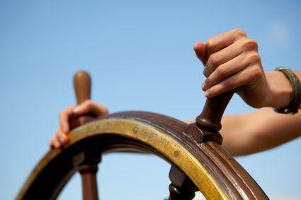 manos sobre timon GTD: Tu Productividad Personal necesita Control y Perspectiva