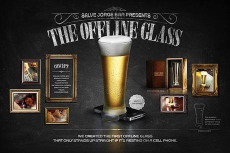 Un vaso de cerveza que cura la adicción al móvil