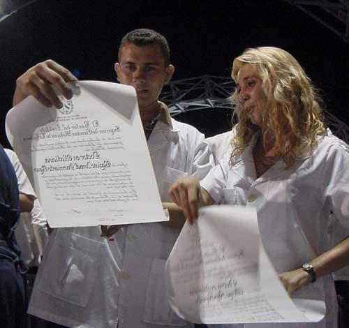 Egresan más de 10 mil 500 médicos de las 
universidades cubanas.