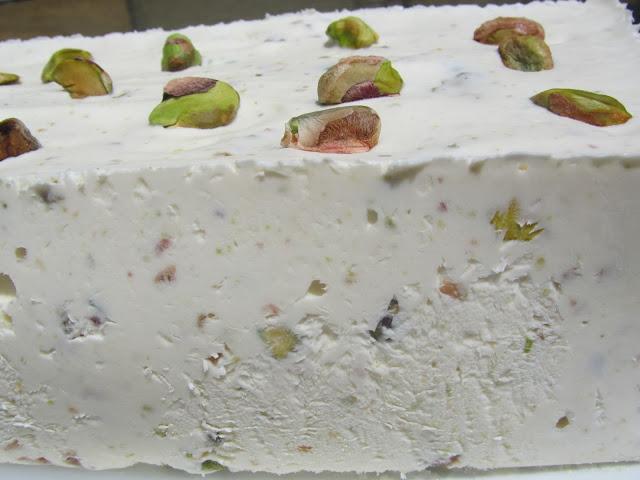 Helado de yogurt y pistachos
