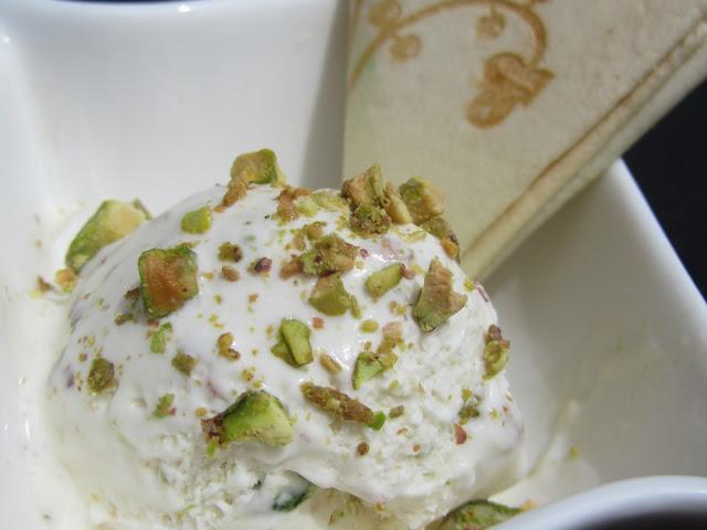 Helado de yogurt y pistachos