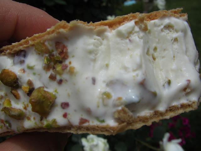 Helado de yogurt y pistachos