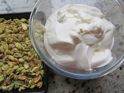 Helado de yogurt y pistachos