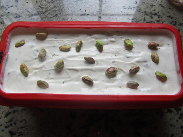 Helado de yogurt y pistachos