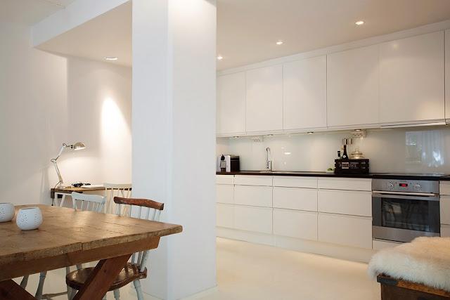 Un piso con muebles de palets