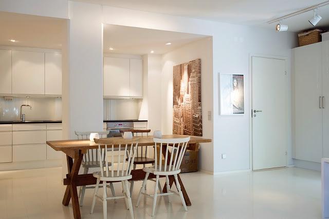 Un piso con muebles de palets