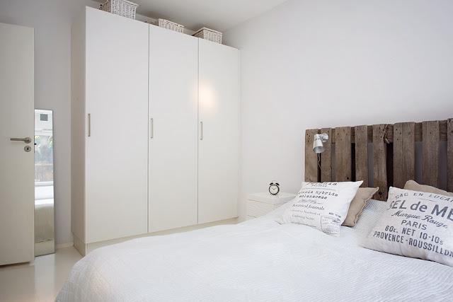 Un piso con muebles de palets