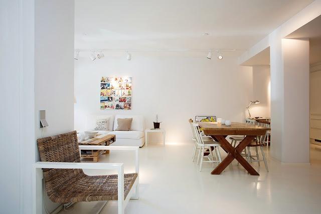 Un piso con muebles de palets