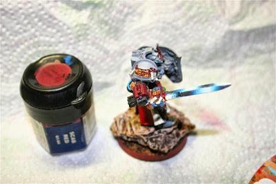 Pintura del Bolter de asalto con Scab Red de Games Workshop