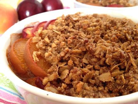 tartas de frutas con cobertura crujiente recetas postres tartas fruta recetas fáciles rápidas postres frutas recetas de crumble de frutas recetas con avena almendras postres recetas con albaricoques ciruelas receta de Crumble de albaricoques ciruelas y avena postres delikatissen 