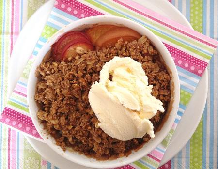 tartas de frutas con cobertura crujiente recetas postres tartas fruta recetas fáciles rápidas postres frutas recetas de crumble de frutas recetas con avena almendras postres recetas con albaricoques ciruelas receta de Crumble de albaricoques ciruelas y avena postres delikatissen 