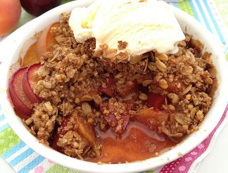 tartas de frutas con cobertura crujiente recetas postres tartas fruta recetas fáciles rápidas postres frutas recetas de crumble de frutas recetas con avena almendras postres recetas con albaricoques ciruelas receta de Crumble de albaricoques ciruelas y avena postres delikatissen 