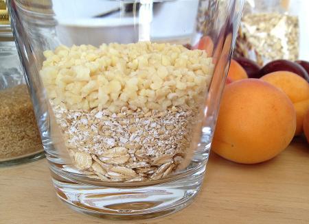 tartas de frutas con cobertura crujiente recetas postres tartas fruta recetas fáciles rápidas postres frutas recetas de crumble de frutas recetas con avena almendras postres recetas con albaricoques ciruelas receta de Crumble de albaricoques ciruelas y avena postres delikatissen 