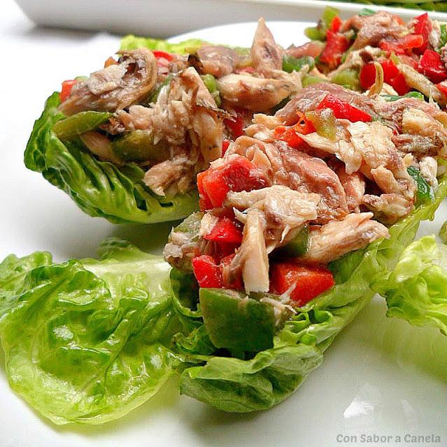 Cogollos de lechuga rellenos de caballa y pimientos