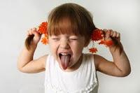 Pega a los niños en el parque