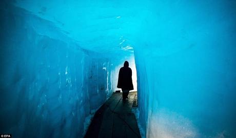 En imágenes: protegen del calor con mantas blancas a uno de los glaciares más antiguos Misterioso: Al entrar en el túnel glacial realmente es como retroceder en el tiempo, caminando a través de un paso de hielo que se ha ocultado a la vista de miles de años