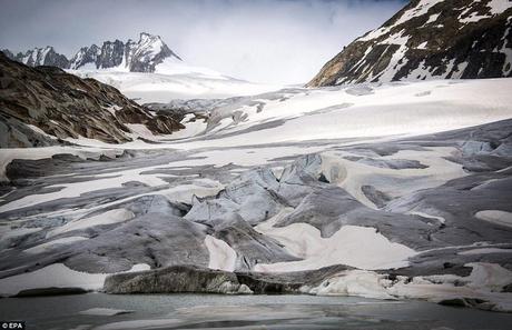 En imágenes: protegen del calor con mantas blancas a uno de los glaciares más antiguos El glaciar del Ródano en Suiza