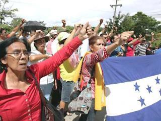 Marchan hondureños en cuarto aniversario del golpe de Estado