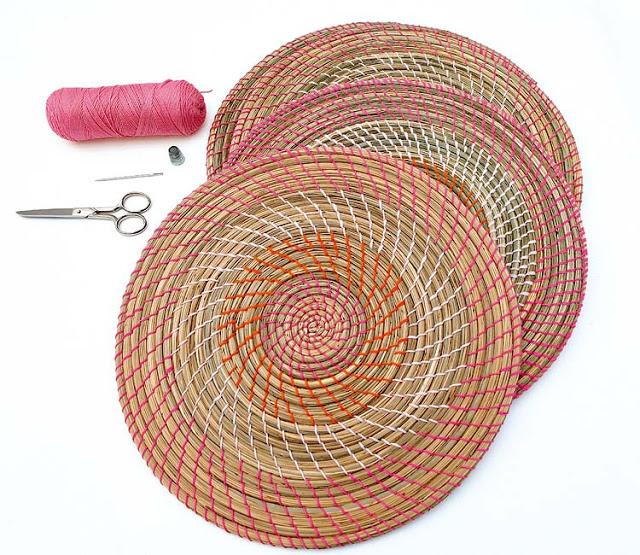 UNA ALFOMBRA ARTESANAL CON SALVAMANTELES DE RATAN