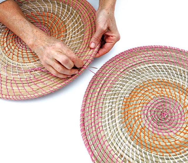 UNA ALFOMBRA ARTESANAL CON SALVAMANTELES DE RATAN