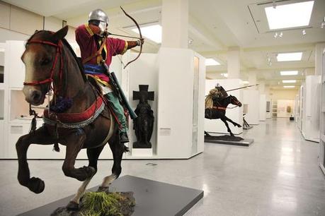 Arquero en una sala expositiva del Museo del Ejército