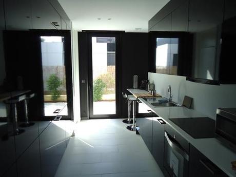 Nuevas imágenes del interiorismo de las viviendas gemelas A-cero Tech en Mallorca