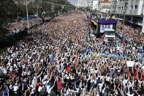 2 millones de protestantes alzan voz y manos a Dios en Sao Paulo