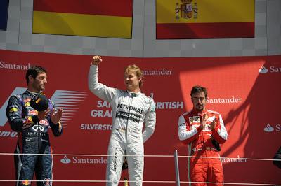Rosberg triunfa en el circo de los neumáticos