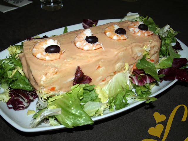 Pastel de pan de molde con atún y langostinos