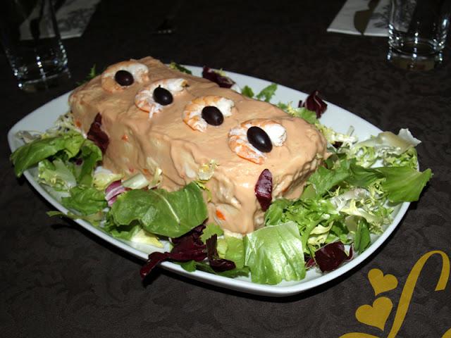 Pastel de pan de molde con atún y langostinos
