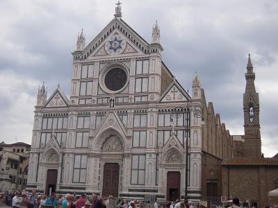 MAÑANA ENTRE IGLESIAS Y MERCADOS – TARDE DE ESCAPADA A PISA