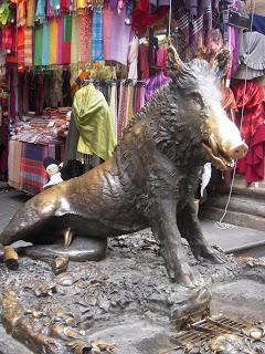 MAÑANA ENTRE IGLESIAS Y MERCADOS – TARDE DE ESCAPADA A PISA