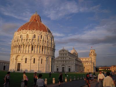 MAÑANA ENTRE IGLESIAS Y MERCADOS – TARDE DE ESCAPADA A PISA
