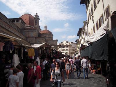 MAÑANA ENTRE IGLESIAS Y MERCADOS – TARDE DE ESCAPADA A PISA