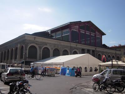 MAÑANA ENTRE IGLESIAS Y MERCADOS – TARDE DE ESCAPADA A PISA