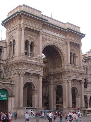 SAN SIRO – CASTILLO SFORCESCO – DE TIENDAS – DUOMO EN LA NOCHE