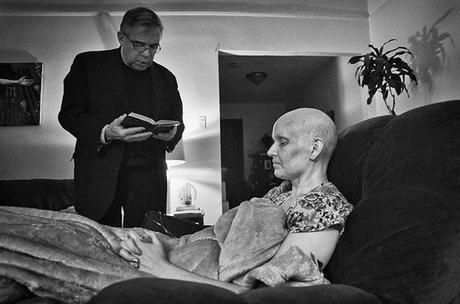 Os enseño en imágenes la 'historia' que Angelo Merendino retrató de su esposa Jennifer durante el transcurso de su cáncer de mama hasta su muerte. Duró cinco años y él lo llama 'La lucha de mi mujer contra el cáncer de pecho'. La lucha, la pelea contra…, no lo comparto sentirlo así…pero son imágenes que dicen mucho. He puesto las fotos  en orden inverso, tal como yo creo que debería ser.