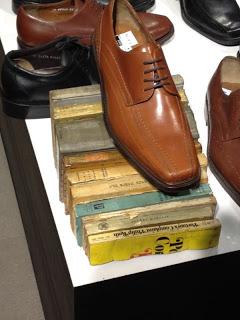 Las variedades de París: libros y zapatos