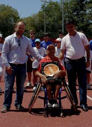 Illobre, tras recibir su trofeo de campeón en Cambre. 