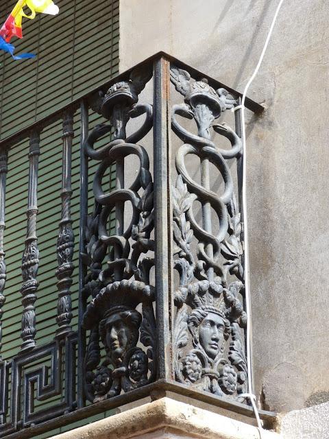 BARCELONA...REGALO DEL SR. VALENTÍ  PONS TOUJOUSE...BALCONES CON MERCURIO EN SANT SADURNÍ D'ANOIA...2-07-2013...