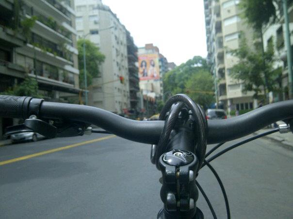 A tigre en bici y vuelta con lluvia