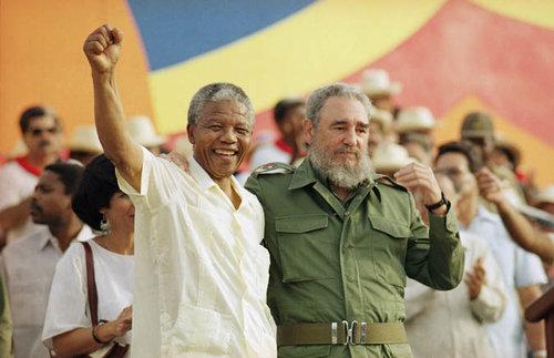 Nelson Mandela y Fidel Castro