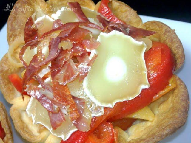 Copa crujiente de escalivada con anchoas y queso de cabra