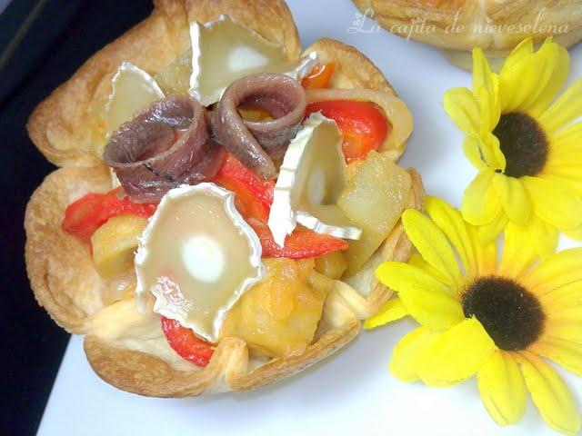 Copa crujiente de escalivada con anchoas y queso de cabra