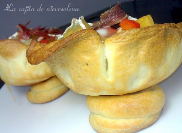 Copa crujiente de escalivada con anchoas y queso de cabra