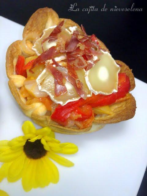 Copa crujiente de escalivada con anchoas y queso de cabra