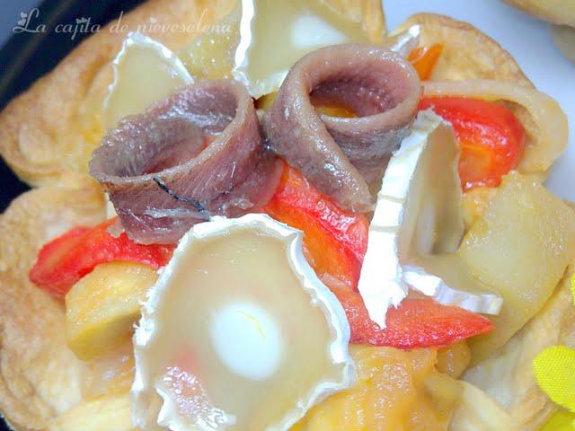 Copa crujiente de escalivada con anchoas y queso de cabra