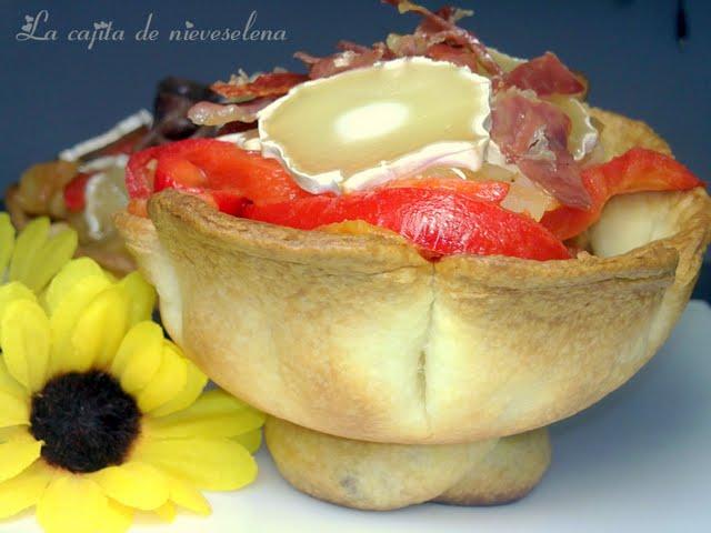 Copa crujiente de escalivada con anchoas y queso de cabra