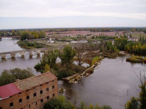 Simancas y el puente medieval visto desde arriba y el pisuerga